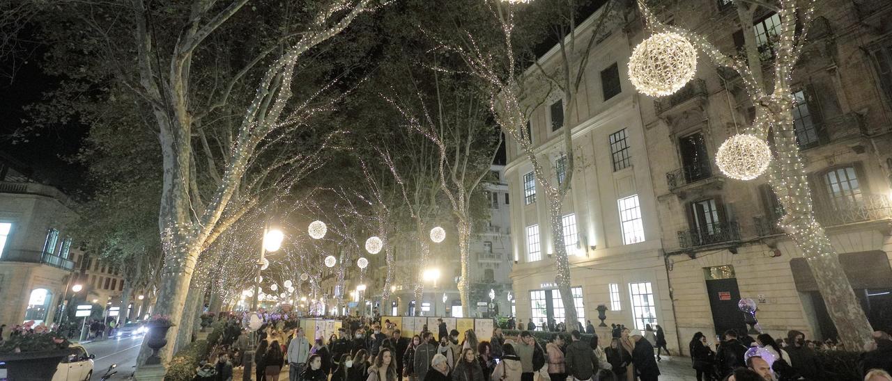 Ciudadanos en el Paseo del Borne, en Palma