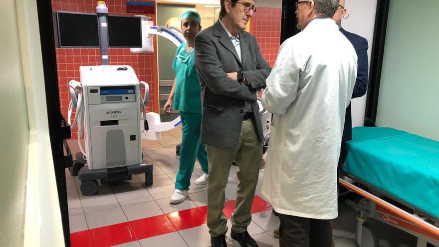 El consejero de Salud, Manuel Villegas (i), visitó el área de quirófanos del hospital del Rosell, donde se ha instalado un nuevo arco quirúrgico, que servirá para obtener imágenes radiológicas de alta resolución.