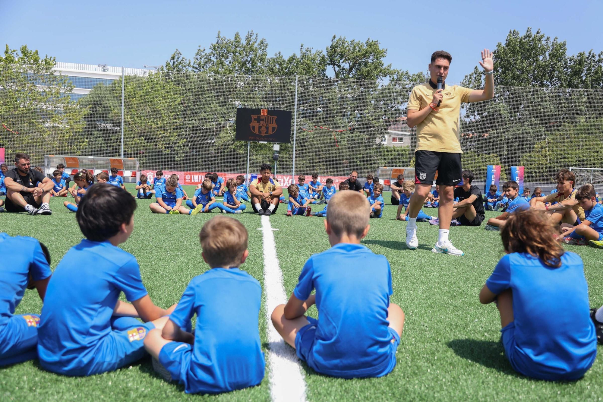 Casi 200 niños acuden a un campus del Barça en Arteixo