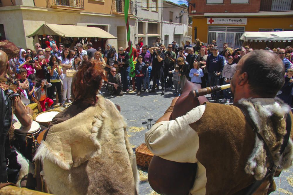 Numerosas personas visitan la Feria de San Isidro para conocer la oferta de los 300 expositores y disfrutar de los actos culturales