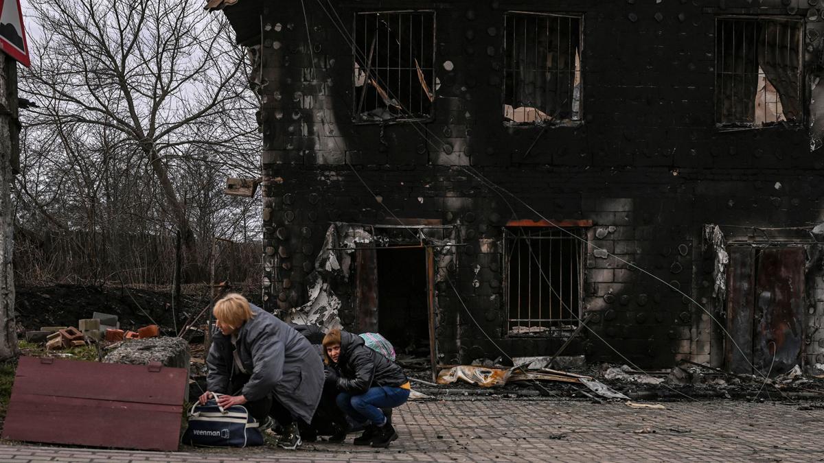 La gente se protege de los bombardeos en la ciudad de Bucha, al oeste de Kiev