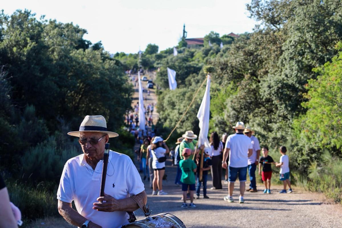 Los pendones de Fariza custodian a la Virgen del Castillo en la vuelta a su morada