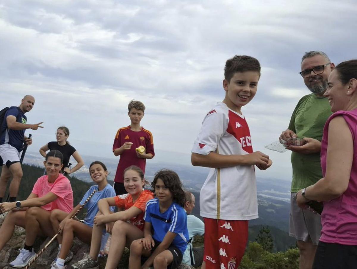 Participantes en la jira, en lo alto del Gorfolí. | R. P. A.