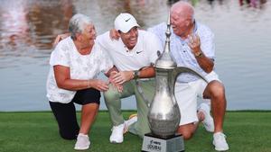 McIlroy celebra con sus padres la cuarta victoria en Dubai