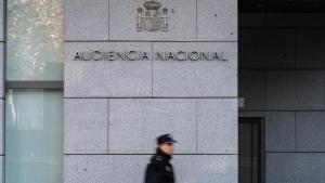 Un agente de Policía Nacional camina frente a la Audiencia Nacional.