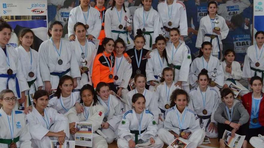 Las medallistas femeninas infantiles en el campeonato gallego posan tras la competición.