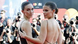  Kate Mara y Rooney Mara arrive en la première de Bucking Fastard en Venecia. 