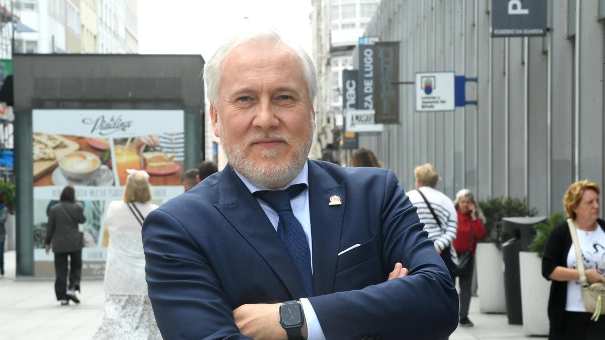 Pablo de Amallo posa en la plaza de Lugo.