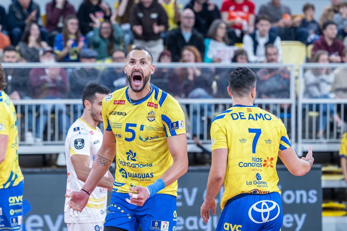 Osmany Juantorena celebra un punto con el Guaguas.