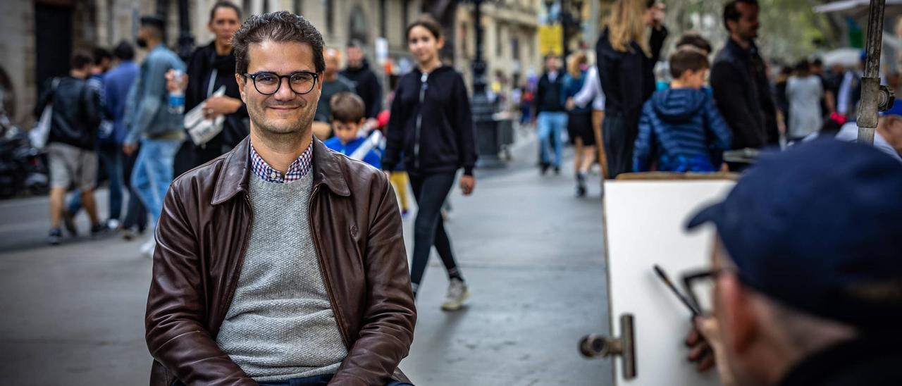 Pau Bosch, nuevo presidente de Amics de la Rambla, posa para uno de los pintores de la calle.