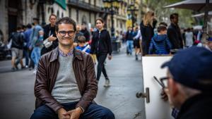 Pau Bosch, nuevo presidente de Amics de la Rambla, posa para uno de los pintores de la calle.