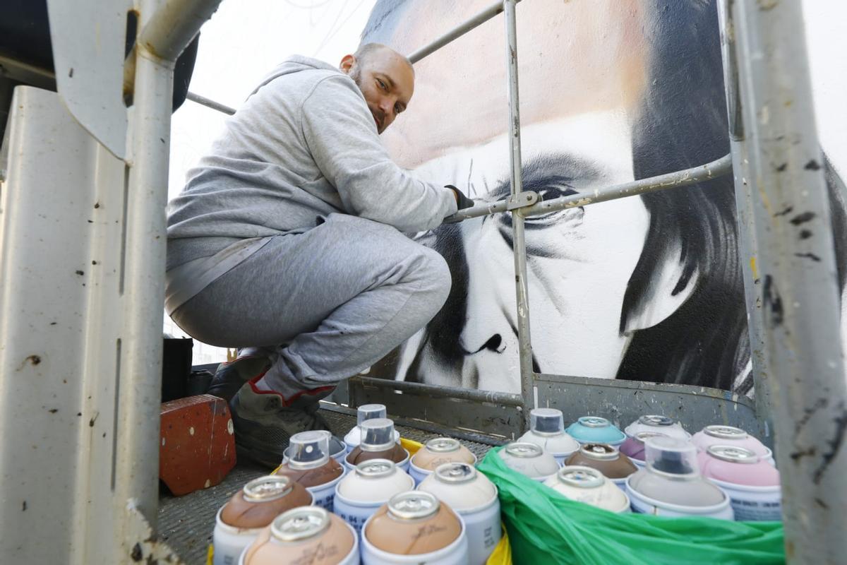 El artista Barok en plena acción de su intervención.