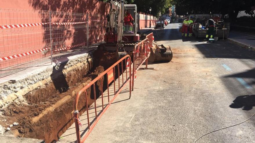 Operarios trabajan en la instalación de las islas ecológicas