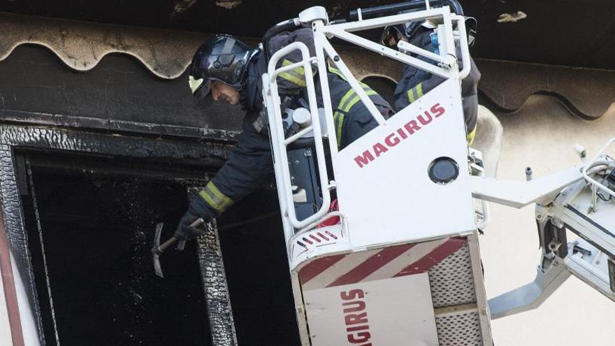 Mor una noia de 14 anys en caure des d&#039;un cinquè pis en flames