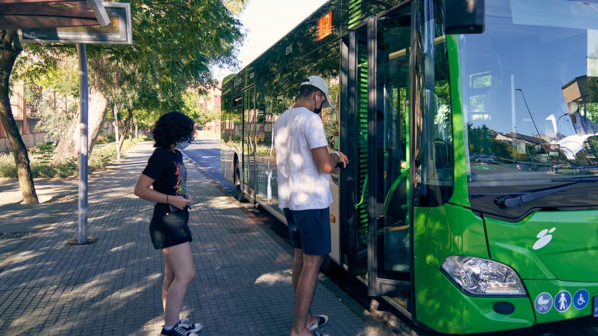 Usuarios del bus urbano en una imagen captada ayer por la tarde.