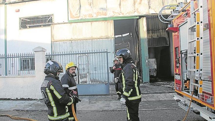 La fábrica de tapizados López Mantas vuelve a arder ocho años después