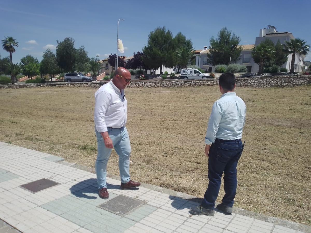 El alcalde y el concejal de Urbanismo, en uno de los solares que ya han sido desbrozados.