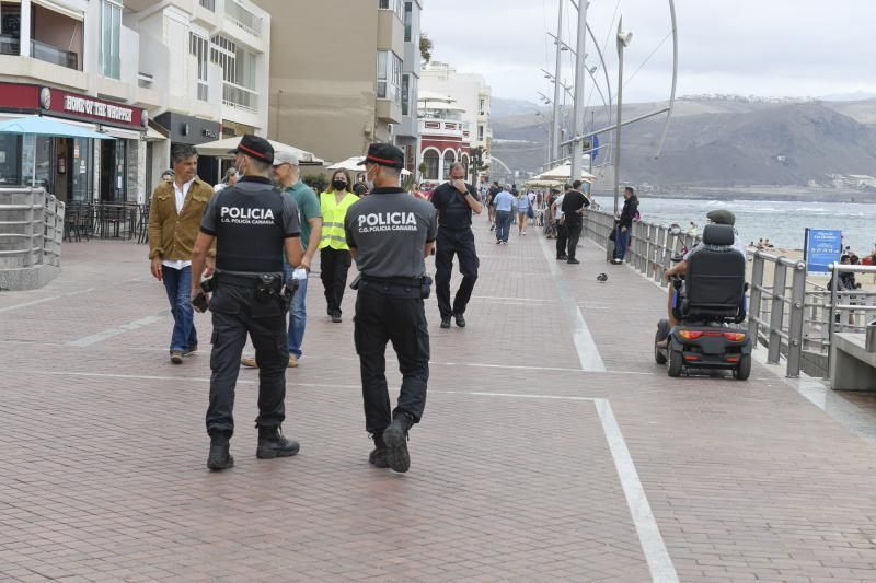 23-06-20 LAS PALMAS DE GRAN CANARIA.PLAYA DE LAS CANTERAS.LAS PALMAS DE GRAN CANARIA. Fotos de la gente desalojando Las Canteras. Fotos: Juan Castro  | 23/06/2020 | Fotógrafo: Juan Carlos Castro