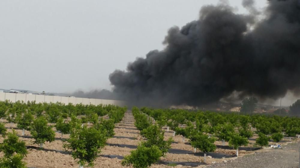 Incendio en un desguace de Orihuela