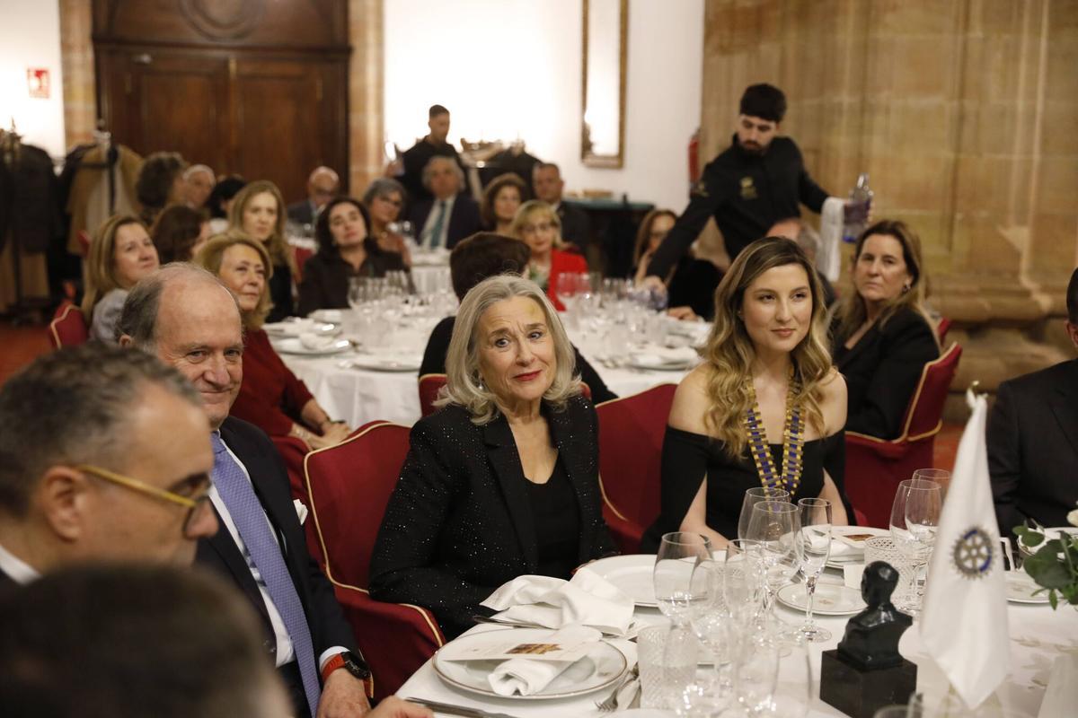 Montaña Sánchez-Arévalo recibe el premio "Mujer Trabajadora" del Rotary Club de Oviedo