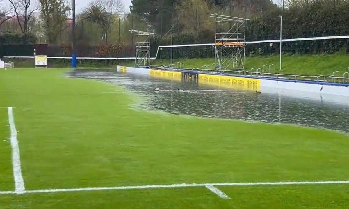 Fadura inundado instantes antes del inicio del partido.