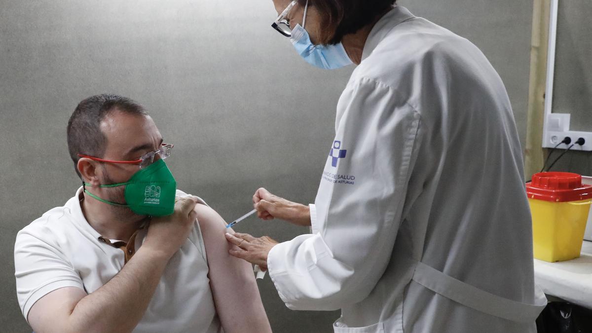 Adrián Barbón recibe su primera dosis de la vacuna
