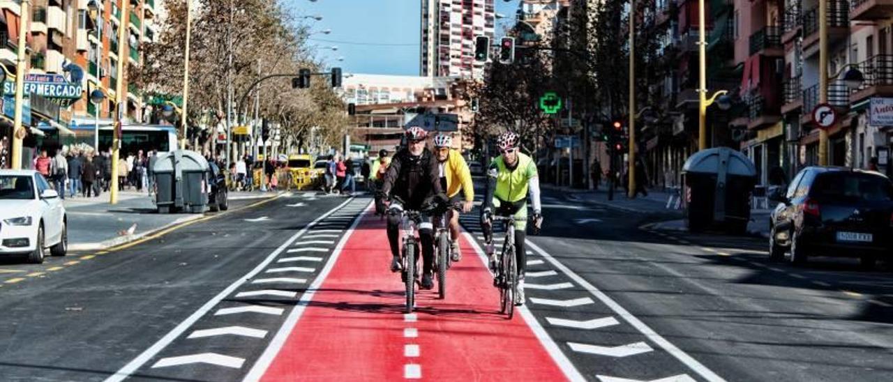 Varios ciclistas usando durante este fin de semana el nuevo carril bici de la avenida Jaime I de Benidorm.