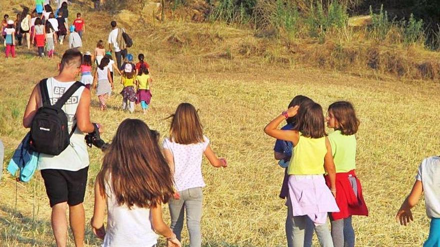 Nens i nenes de colònies en una excursió l&#039;estiu del 2018