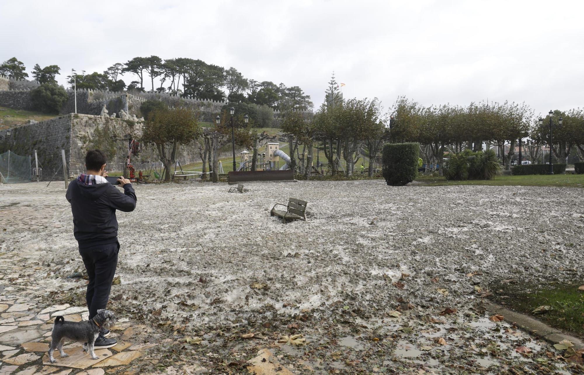 El temporal cubre Baiona con un manto de espuma