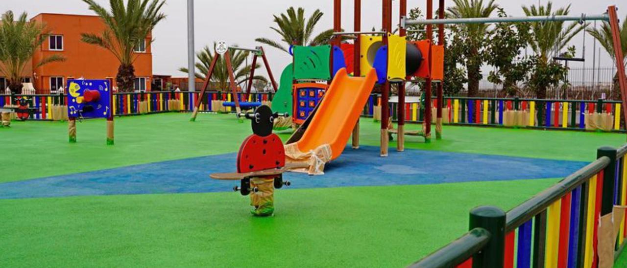 El parque urbano de Las Rosas ocupa una zona deteriorada, ahora dotada de zonas de juegos, de sombra y de un parque infantil inclusivo, entre otro equipamiento.