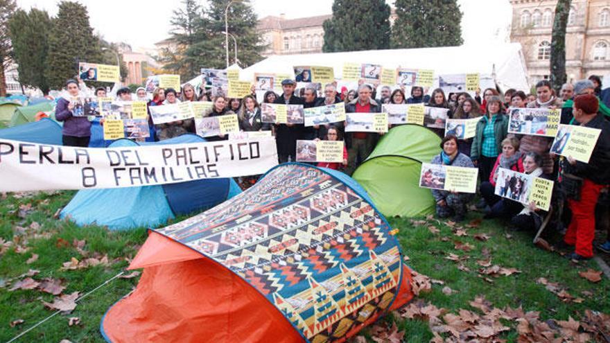 El campamento del cerco ante la Xunta. // Óscar Corral