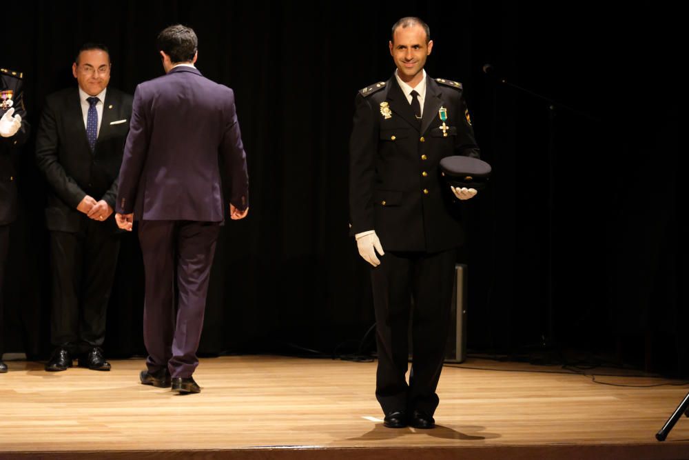 El oficial Lucas Marín Navarro y los agentes Carlos Seva Cortés y Antonio Murcia García reciben la Cruz al Mérito Policial con Distintivo Blanco