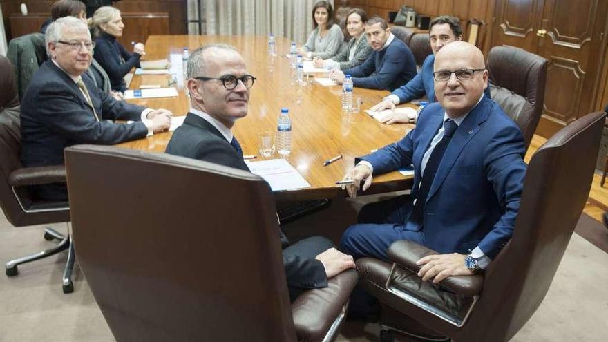 Jesús Vázquez y Manuel Baltar, ayer, en la reunión del Comité Permanente Diputación-Concello de Ourense. // Brais Lorenzo