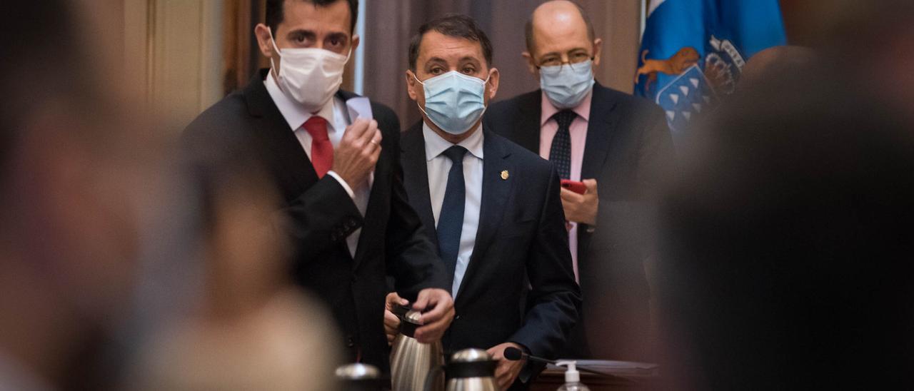 El alcalde de Santa Cruz (centro) durante el pleno de la moción de censura.