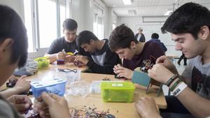 Imagen de archivo de alumnos del instituto de Sils en uno de los talleres que se ofrecen en el centro, con un proyecto educativo innovador.