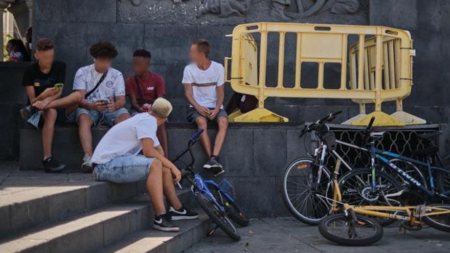 Un grupo de jóvenes sin mascarilla en Santa Cruz de Tenerife.