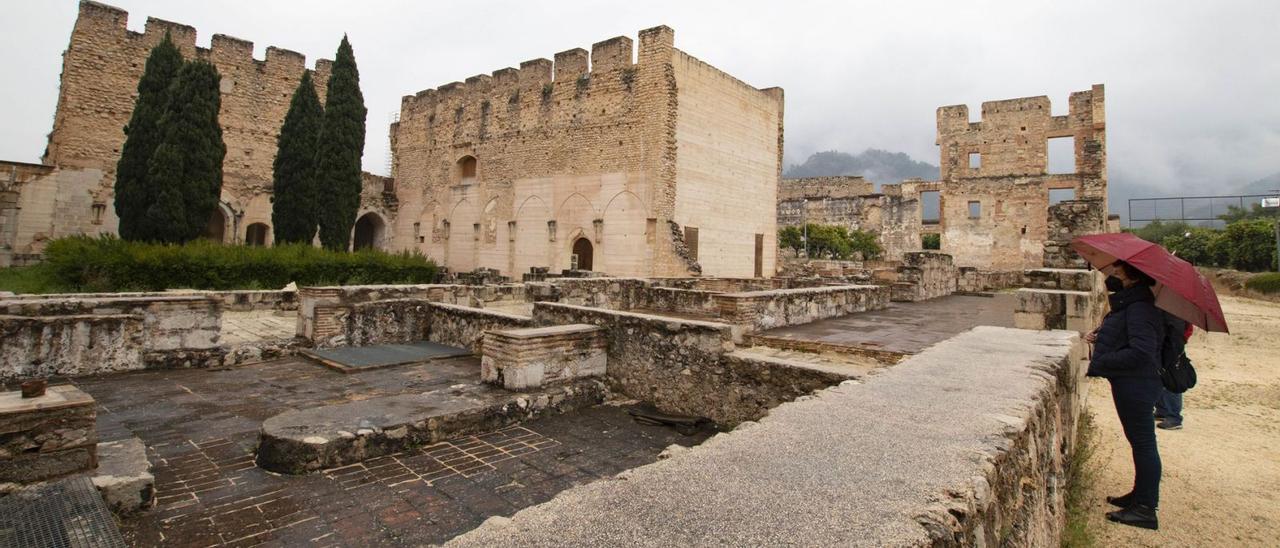 Una visitante observa el claustro del Monestir de Santa Maria de la Valldigna, en Simat, tras su reciente reapertura. | PERALES IBORRA