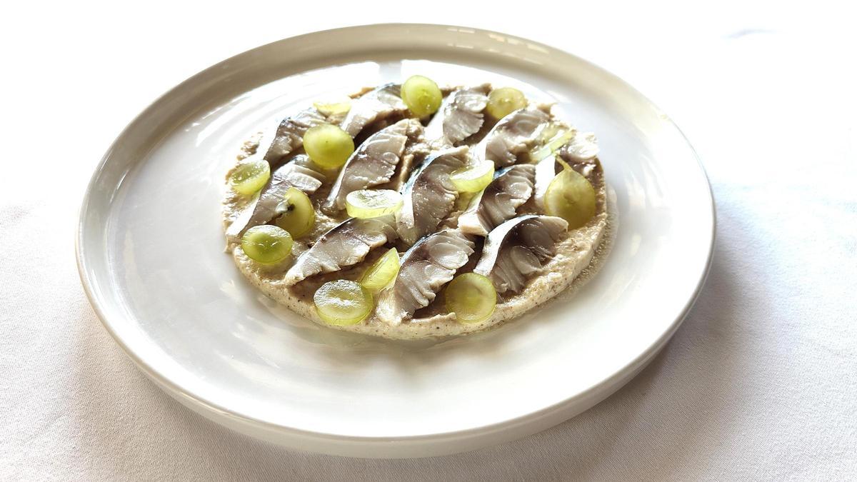 La caballa con uvas, crema de almendras y ajos de Can Gelada.