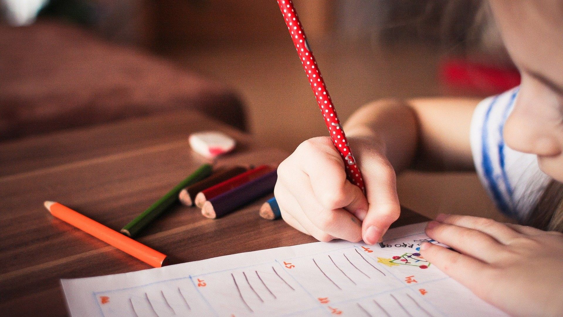 Una niña escribe en un cuaderno