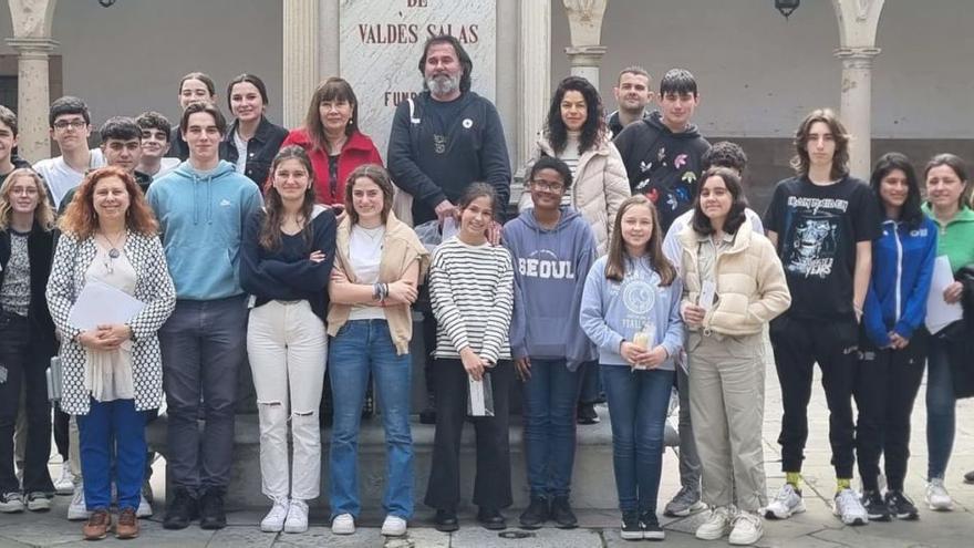 María Esther García y Aurelio González Ovies, en el centro del grupo, posan en el patio de la Universidad, rodeados de los participantes en el taller-recital.