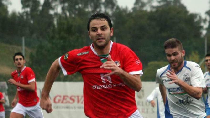 Vicente persigue un balón, ayer, en el Municipal. // Bernabé/Luismy