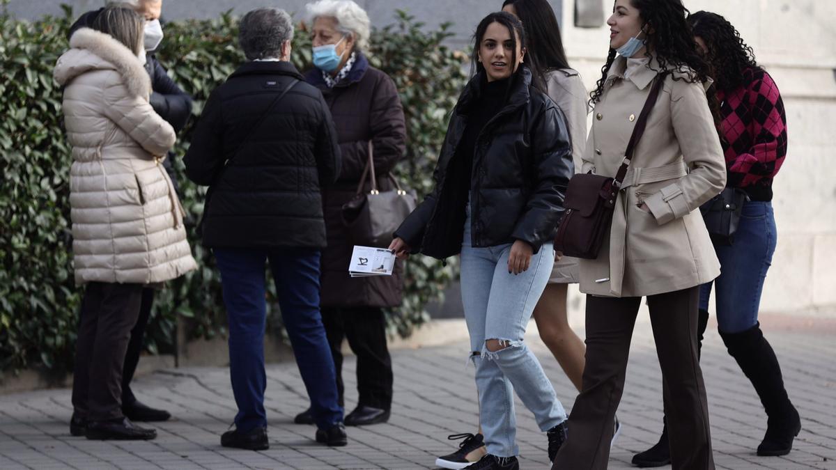 Varias personas caminan sin mascarilla en Madrid.