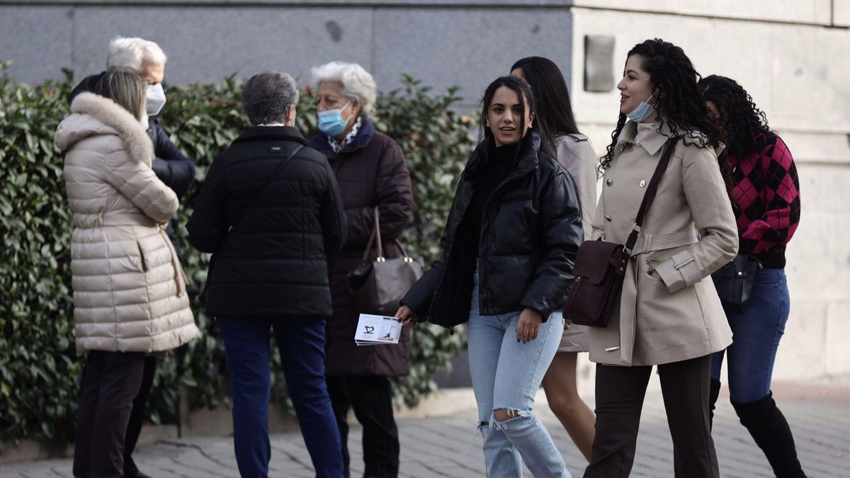 Varias personas caminan sin mascarilla en Madrid.