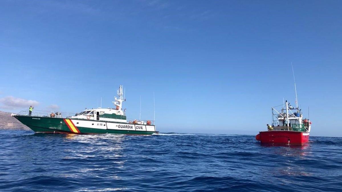 Pillan 'in fraganti' a una embarcación de pesca usando redes prohibidas en Lanzarote