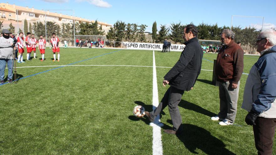 Cámara chuta el balón en el nuevo campo.