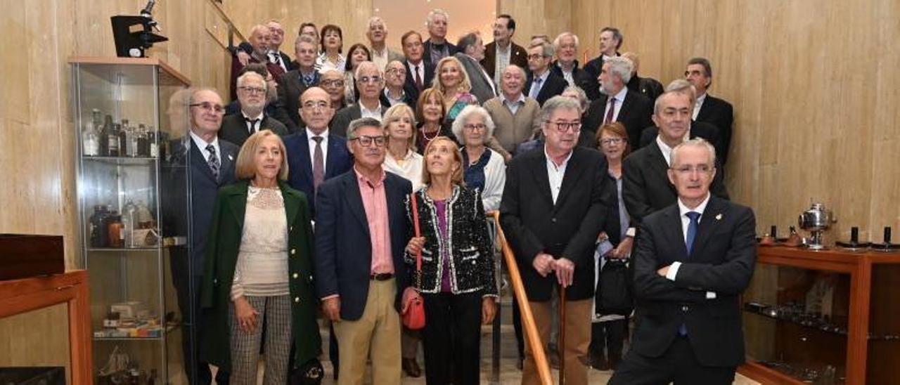 Fotografía de familia de los médicos homenajeadosayer con la junta directiva del Colegio de Pontevedra.  // Rafa Vázquez