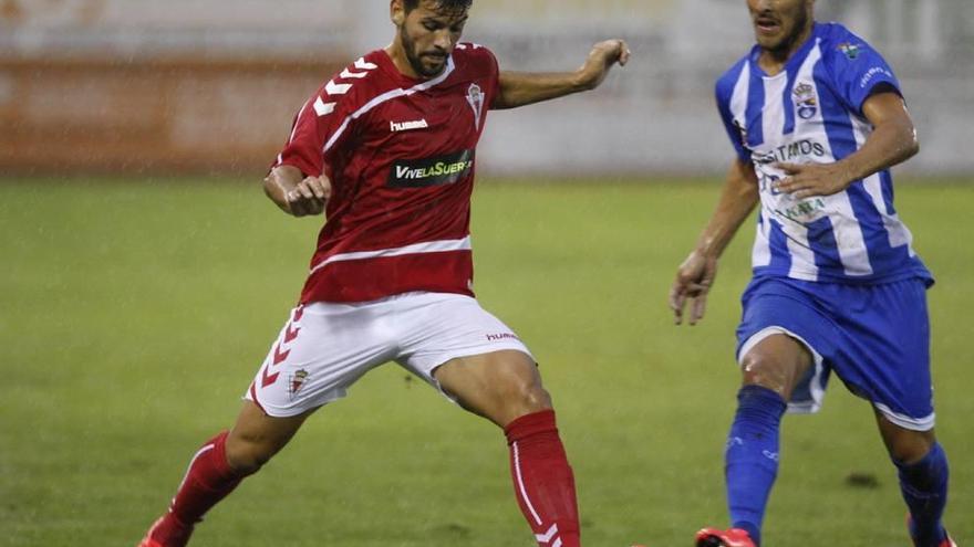 José Ruiz, ante el lorquinista Carlos Martínez en el choque de la primera vuelta ante La Hoya.