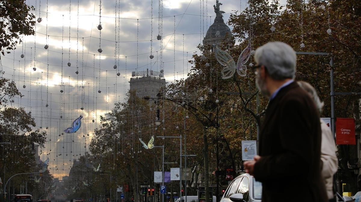 Luces a punto en el paseo de Gràcia.