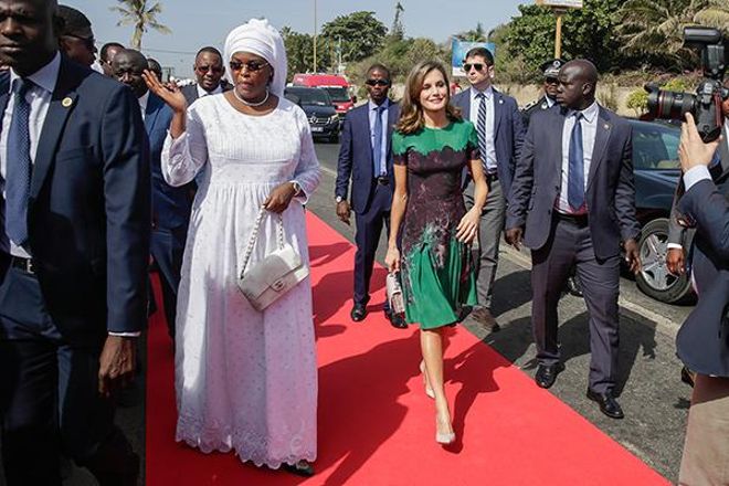 Letizia Ortiz junto a la primera dama senegalesa Marieme Faye