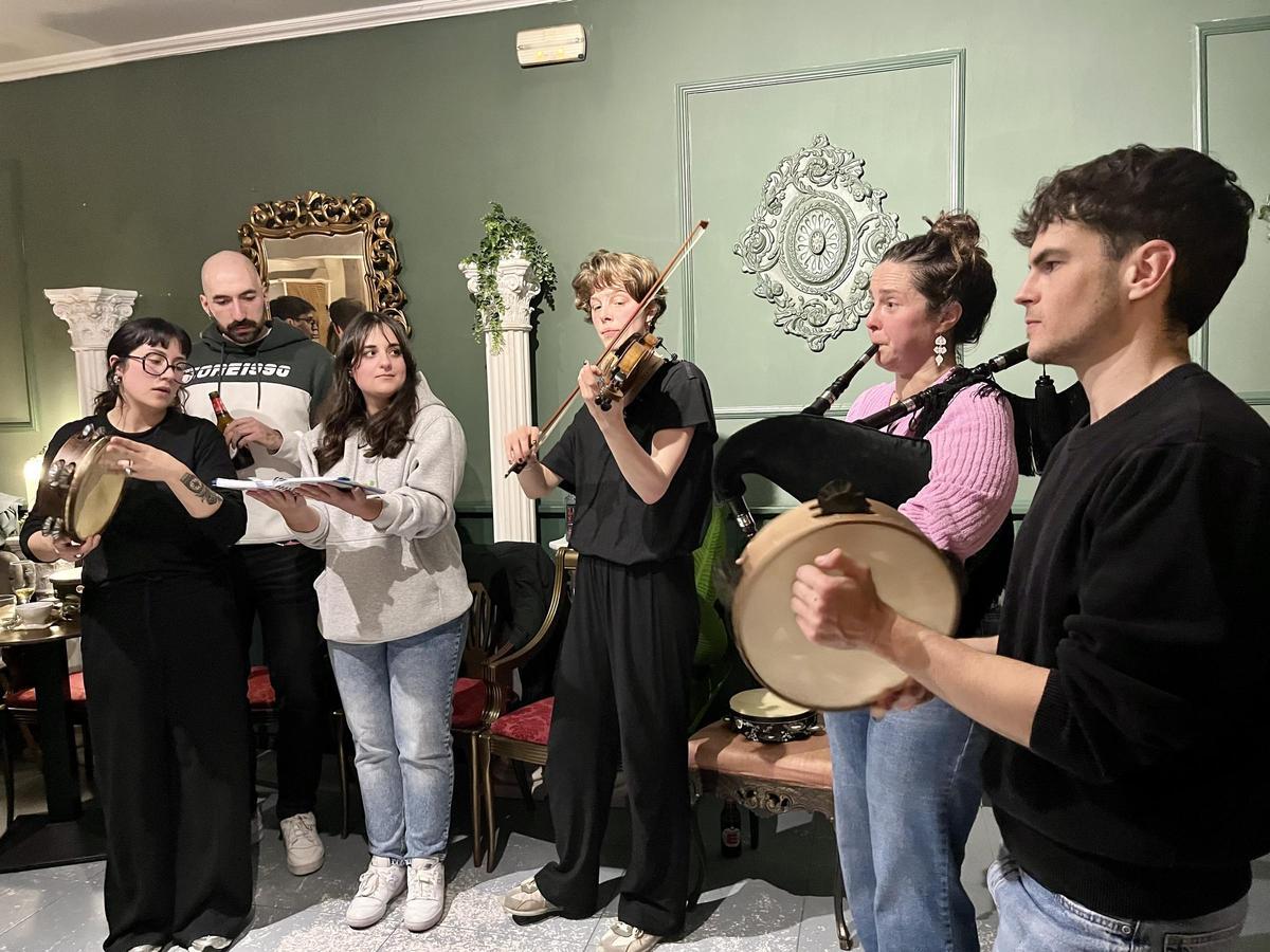 Moita xente nova participa nestas foliadas da Azotea cos seus propios instrumentos